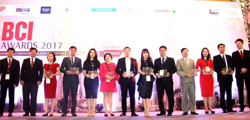 Sống theo phong cách thượng lưu Sài Thành - 1
Bà Trần Võ Thùy Ân - Giám đốc Tiếp thị cùng các đại diện Công ty nhận giải BCI Asia Top 10 Developers.