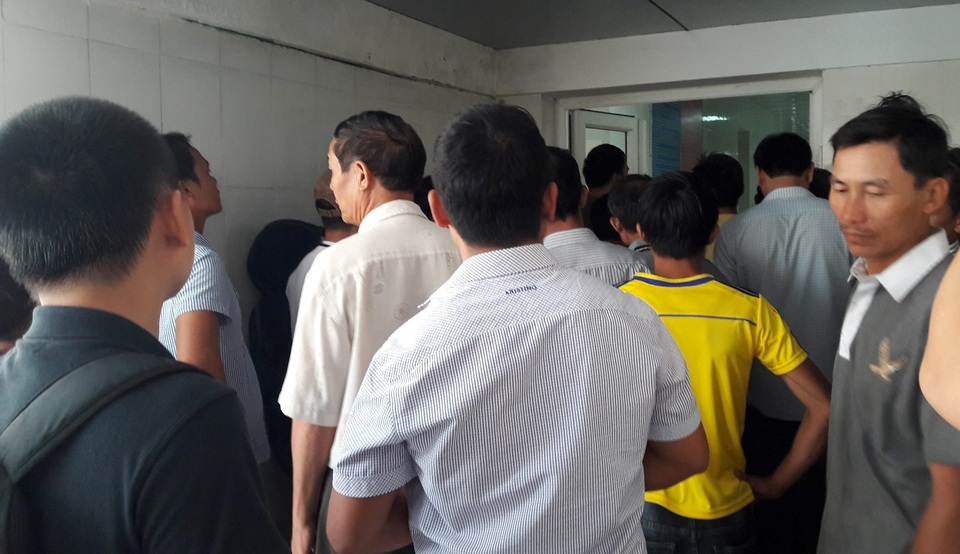 Bệnh nhân tử vong bất thường, người nhà vây bệnh viện - 2 Người thân đau đớn tập trung trước bệnh viện yêu cầu các bác sĩ làm rõ nguyên nhân anh Hiếu tử vong.