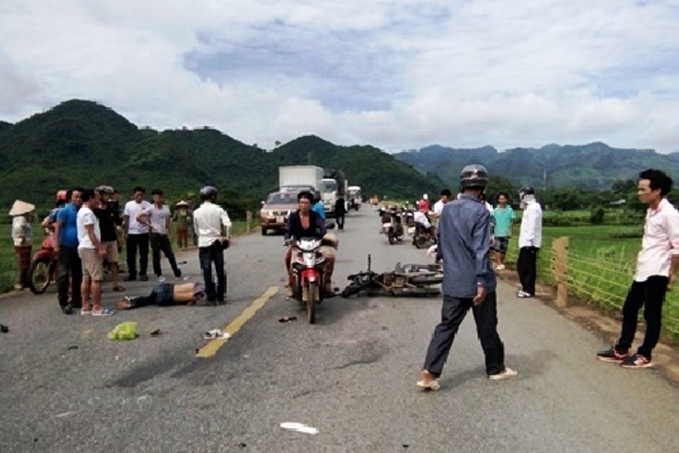 Tai nạn liên hoàn trên đường Hồ Chí Minh, 5 người thương vong - 3 Nhiều người dân hiếu kỳ đã kéo đến xem vụ tai nạn giữa 2 xe máy.