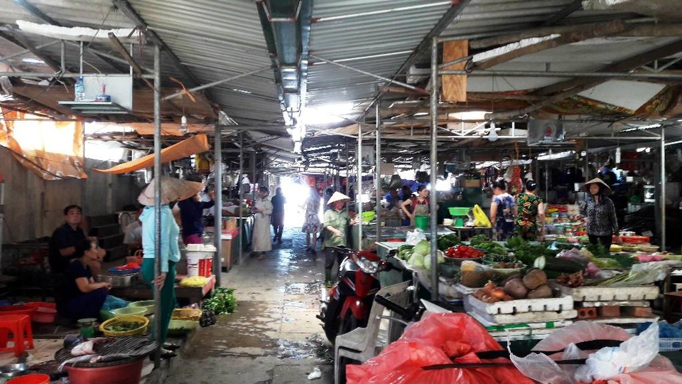 Bê tông từ công trình chung cư rơi trúng một tiểu thương - 3
Các tiểu thương cho biết vật liệu xây dựng từ công trình vẫn thường rơi xuống chợ.