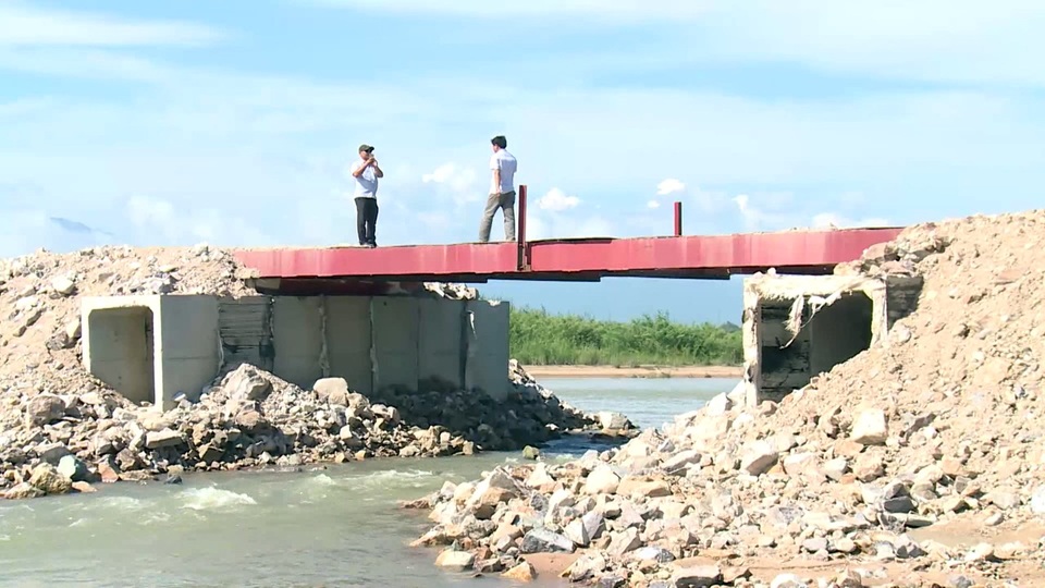 Con đường ngăn sông chỉ chừa cây cầu tạm khoảng 5m cho nước sông chảy
