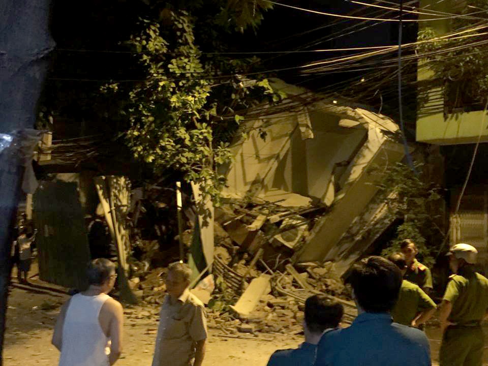 Nhà 3 tầng đổ sập trong đêm, đè nát nhà bên cạnh - 1
