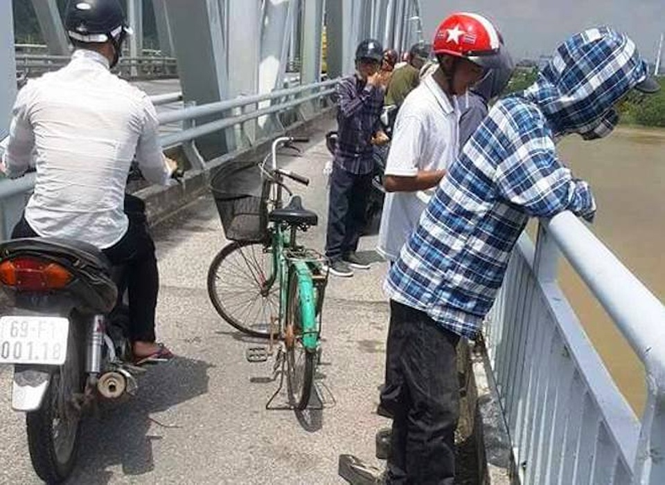 Bỏ lại xe đạp, cô gái trẻ nhảy sông Lam tự vẫn - 1
Sự việc xảy ra quá nhanh nên không ai kịp can ngăn.