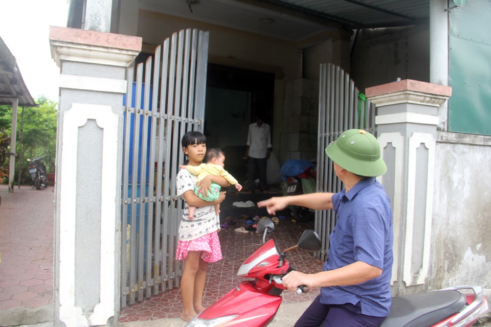 Khuyên nhủ không được, vị cán bộ này yêu cầu chủ nhà đưa ngay hai cháu nhỏ đi lánh nạn theo chỉ thị của tỉnh.