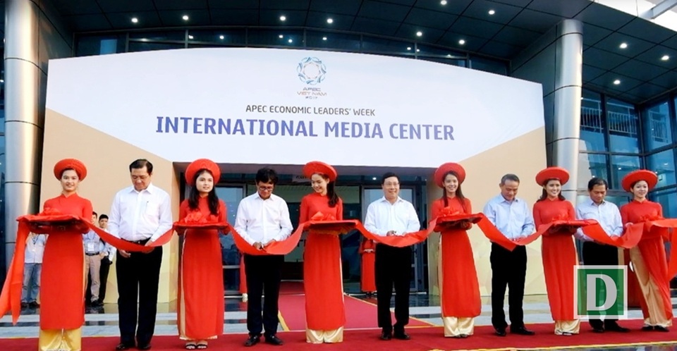Phó Thủ tướng Phạm Bình Minh dự khai trương Trung tâm báo chí quốc tế APEC - 1 Phó Thủ tướng Phạm Bình Minh cùng các đại biểu cắt băng khai trương Trung tâm báo chí quốc tế Tuần lễ Cấp cao APEC 2017