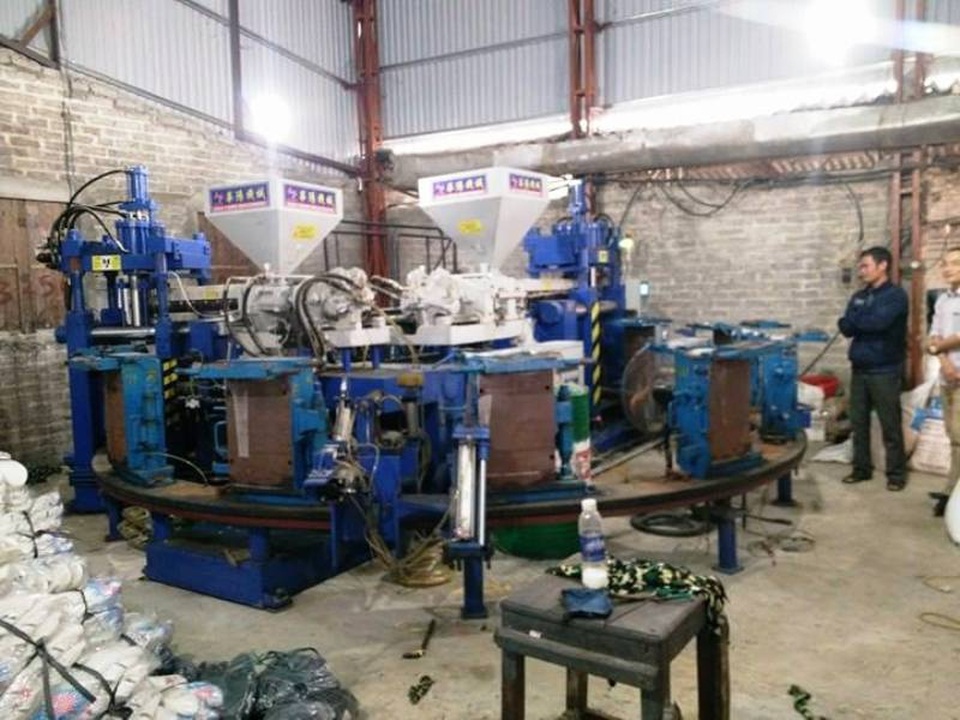 “Đóng cửa”, di dời xưởng tái chế nhựa 10 năm sản xuất giữa khu dân cư! - 1 Máy làm ủng nhựa hộ gia đình ông Mãn tự ý mua về sản xuất, không có trong đề án bảo vệ môi trường do huyện Nho Quan cấp.