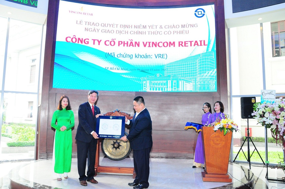 Vincom Retail chính thức niêm yết 1,9 tỷ cổ phiếu mã VRE - 1 Vincom Retail chính thức niêm yết 1,9 tỷ cổ phiếu mã VRE - 1