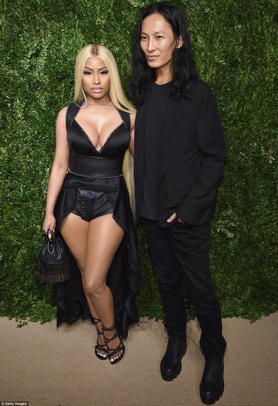 “Choáng váng” với vòng một “ngoại cỡ” của Nicki Minaj - 1
Nicki Minaj gợi cảm và táo bạo dự lễ trao giải của hiệp hội thời trang Mỹ tổ chức tại New York ngày 6/11