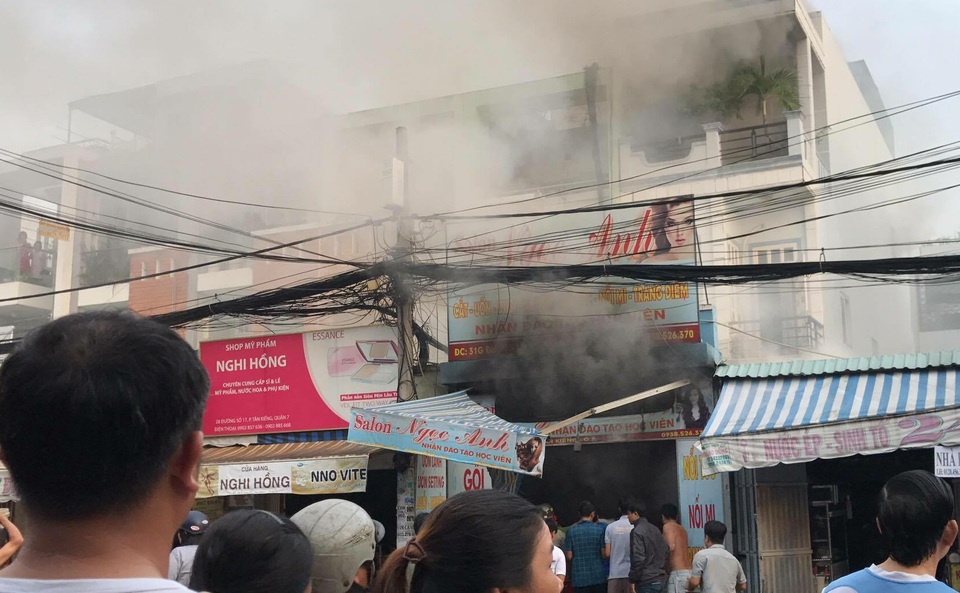 Căn nhà tỏa khói nghi ngút, nhiều người dân hô hoán tìm cách dập lửa
