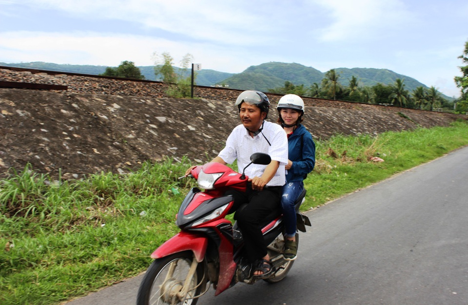 
Thầy giáo Mênh đến với các hoàn cảnh khó khăn ở huyện Đồng Xuân (Phú Yên)
