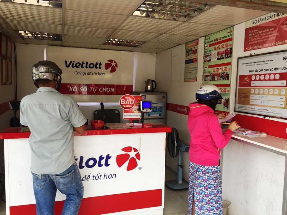Vé số Vietlott bán chạy vì giải thưởng “khủng” hơn 150 tỷ đồng - 1
Nhiều người dân tranh thủ đến các cửa hàng bán vé số Vietlott để tìm kiếm cơ hội “giật” hơn 152 tỷ đồng.
