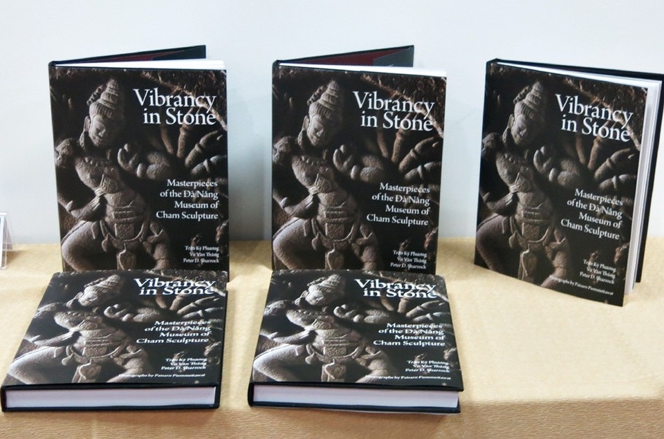 Âm vang của Đá - Những kiệt tác của Bảo tàng Điêu khắc Chăm Đà Nẵng - 1 Tập sách ca - ta - lô (bản tiếng Anh) với nhan đề Âm vang của Đá - Những kiệt tác của Bảo tàng Điêu khắc Chăm Đà Nẵng vừa chính thức ra mắt ngày 21/12