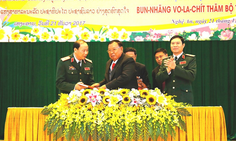 “Tình đoàn kết đặc biệt Lào - Việt Nam đã trở thành tài sản chung vô giá” - 5 Tổng Bí thư, Chủ tịch nước CHDCND Lào Bounnhang Vorachith trao đổi với lãnh đạo Quân khu 4.