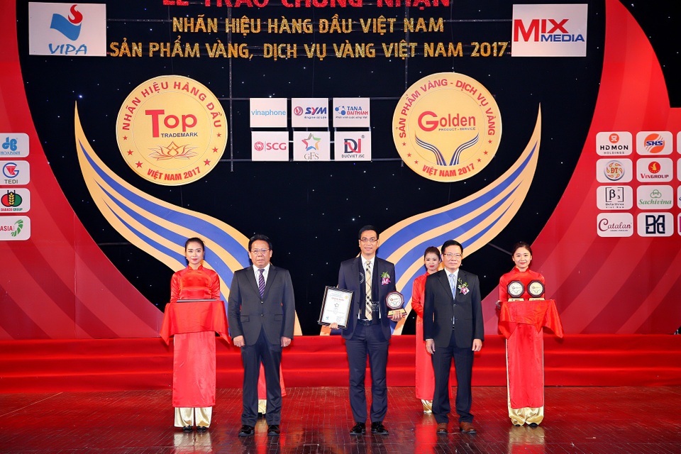 Tập đoàn GFS được vinh danh Top 20 “Nhãn hiệu hàng đầu Việt Nam năm 2017” - 1
Ông Nguyễn Thế Vinh – Phó TGĐ Tập đoàn GFS nhận vinh danh tại sự kiện