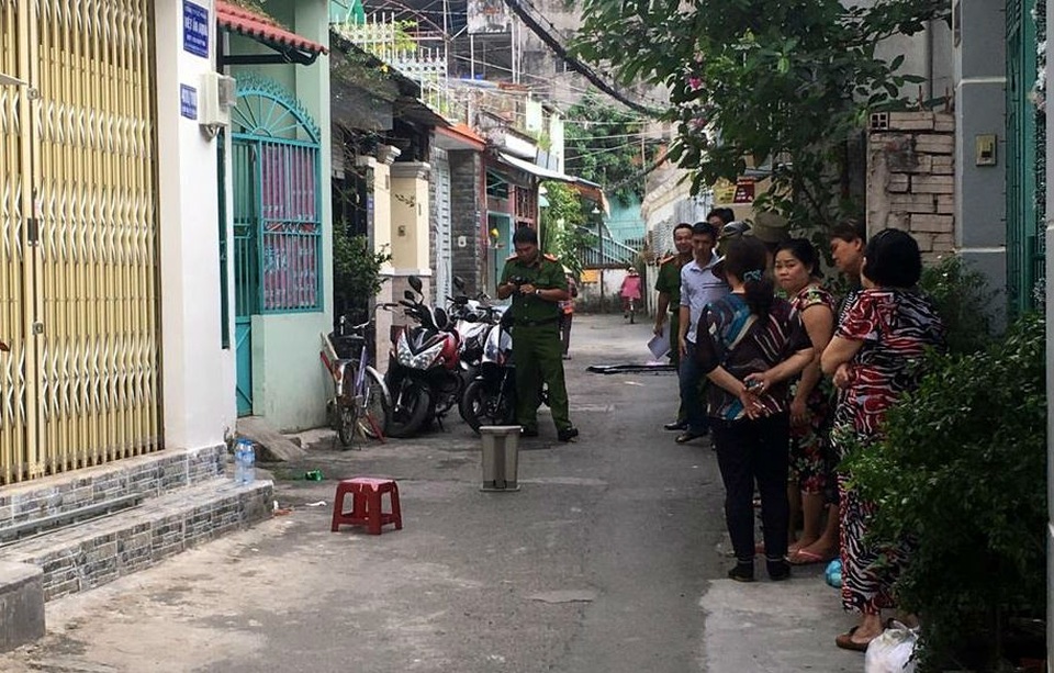 Nam thanh niên đâm hai cha con gục tại chỗ sau khi cự cãi - 2 Tại hiện trường có nhiều vết máu, một con dao và một gậy 3 khúc