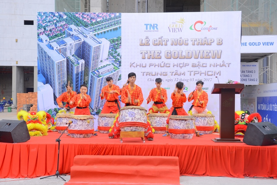 Tháp B khu phức hợp The GoldView chính thức được cất nóc - 1 Không khí rộn ràng trong buổi lễ cất nóc Tháp B dự án The Goldview