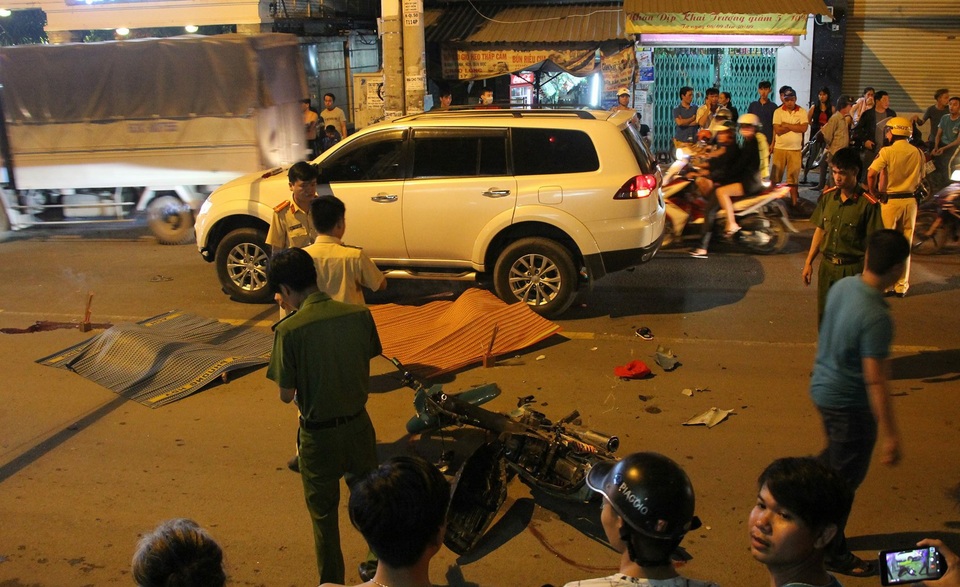 Hai thiếu niên đi xe máy tông ô tô, tử vong tại chỗ - 1 Lực lượng chức năng huyện Bình Chánh xử lý hiện trường