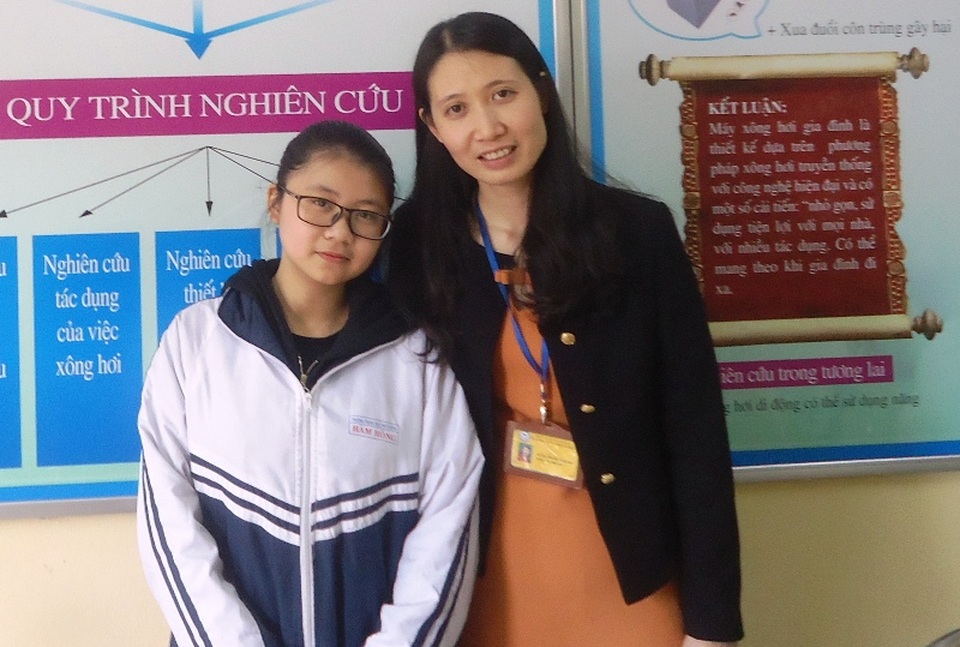 Nữ sinh cấp 3 chế tạo “máy xông hơi chữa bệnh bằng nguyên liệu tự nhiên” - 4
Thanh Tâm và cô giáo Nguyễn Thị Hường