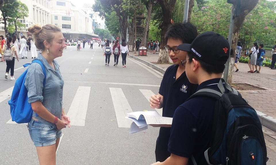 Học Sử kiểu mới: Tự vẽ tranh, dựng video Tiếng Anh độc đáo - 1 Nhóm của Tùng Khánh lên Hồ Gươm phỏng vấn nhiều du khách để tìm ra cách tiếp cận sáng tạo với môn Lịch sử.