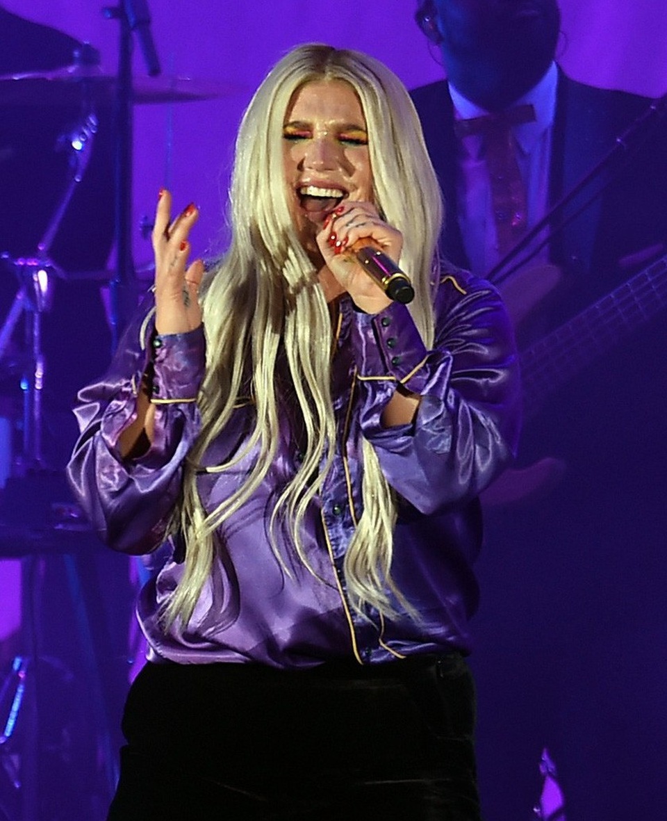 Kesha lộ diện với vóc dáng đầy đặn - 5
Kesha từng khổ sở vì nhịn ăn và sau đó nếu lỡ ăn quá đà, cô lại tự trách bản thân khiến cô bị rối loạn tâm lý và phải đi điều trị sức khỏe