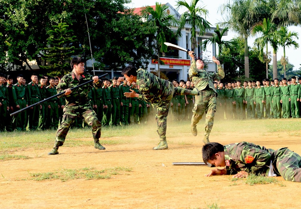 Bộ đội đặc công lấy họng "chọi" mũi giáo, dùng răng kéo ô tô - 2 Bộ đội đặc công lấy họng "chọi" mũi giáo, dùng răng kéo ô tô - 2