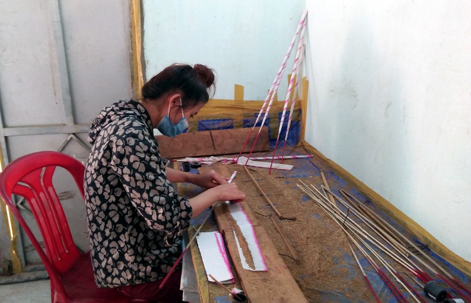 Hối hả làng rễ hương vào mùa - 7 Những que hương được làm thủ công bởi bàn tay khéo léo của người dân.