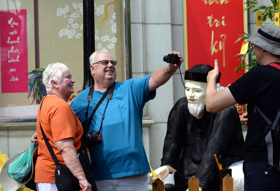 Những du khách Tây cũng thích thú tạo dáng.