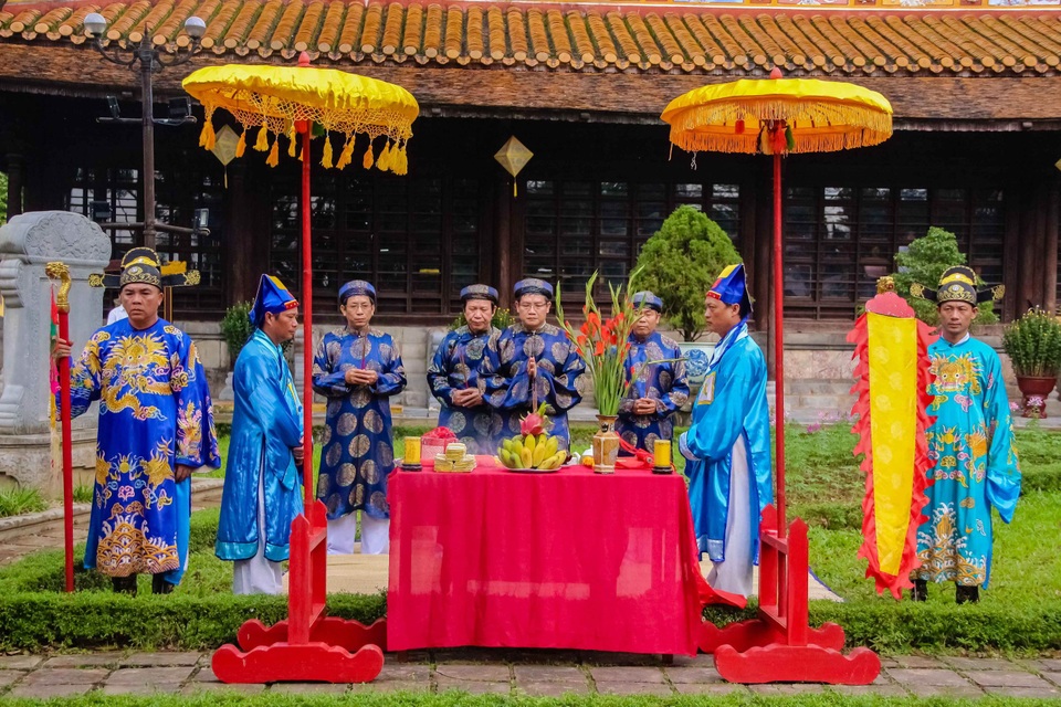 Đón tết cùng lễ dựng nêu tại Hoàng cung Huế - 11 Lãnh đạo UBND tỉnh Thừa Thiên Huế cùng đại diện Trung tâm Bảo tồn Di tích Cố đô Huế tiến hành nghi lễ cúng bái ở Điện Long An - điểm dựng cây nêu thứ hai