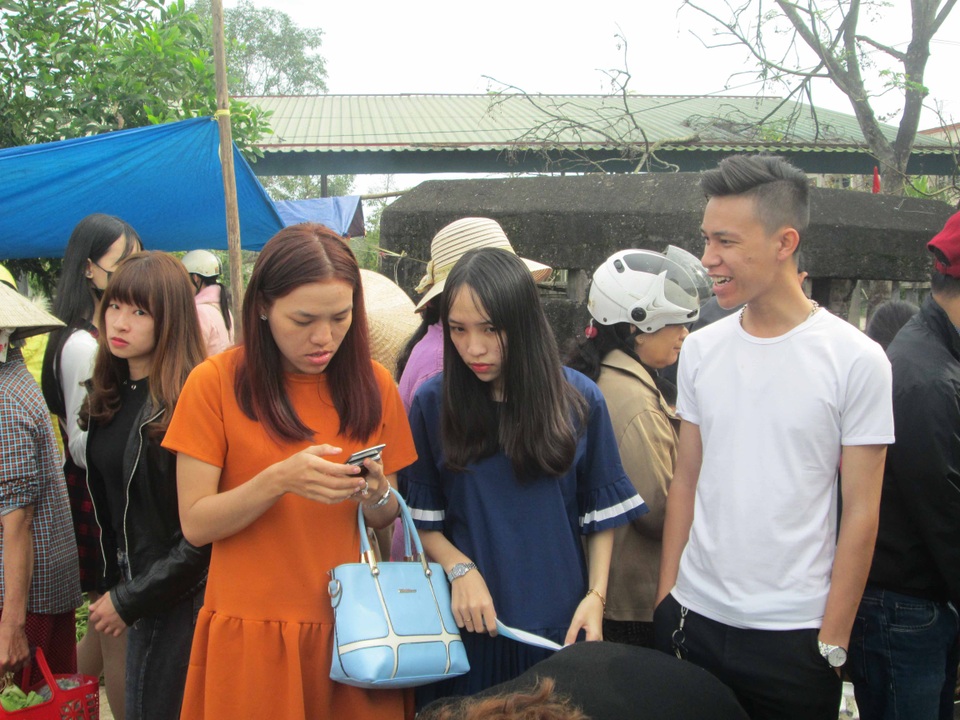 Độc đáo phiên chợ chỉ họp 3 ngày đầu năm, trên gò cao - 10 Nhiều bạn trẻ cũng đi chợ để tìm hiểu nét văn hóa cha ông