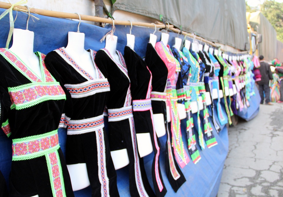 “Chen chân” ở chợ vùng biên trong kỳ nghỉ lễ - 16 Những bộ váy thổ cẩm của đồng bào dân tộc thiểu số miền Tây xứ Nghệ được bày bán tại chợ phiên.