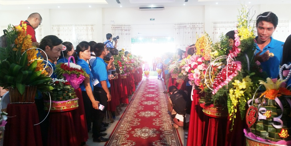 Ý nghĩa đám cưới tập thể lần đầu tiên cho công nhân khó khăn ở Huế - 7 Hôn trường trước giờ cô dâu chú rể làm lễ sôi động và vui tươi bởi nhiều người thân, bạn bè tới chúc mừng