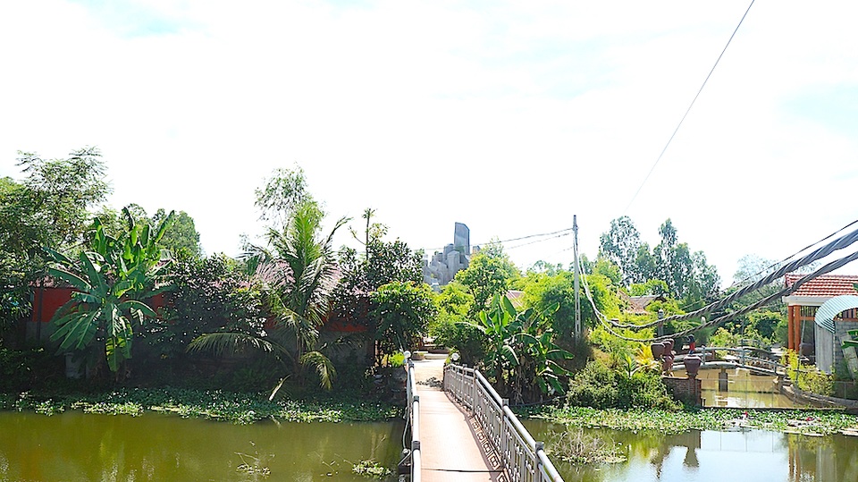 Cựu binh quê lúa làm giàu từ hai bàn tay trắng - 9 Du khách có thể thư giãn, ngắm nhìn cảnh vật trong những ngôi nhà truyền thống quanh khu du lịch...