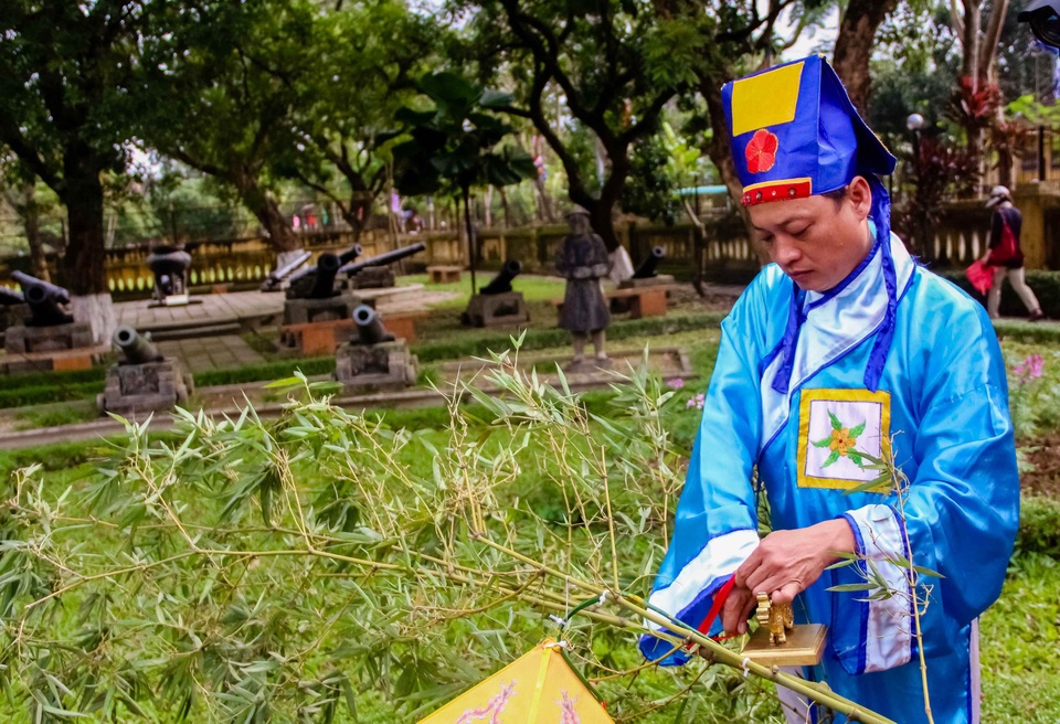 Đón tết cùng lễ dựng nêu tại Hoàng cung Huế - 12 Treo lễ vật vào phần ngọn của cây nêu