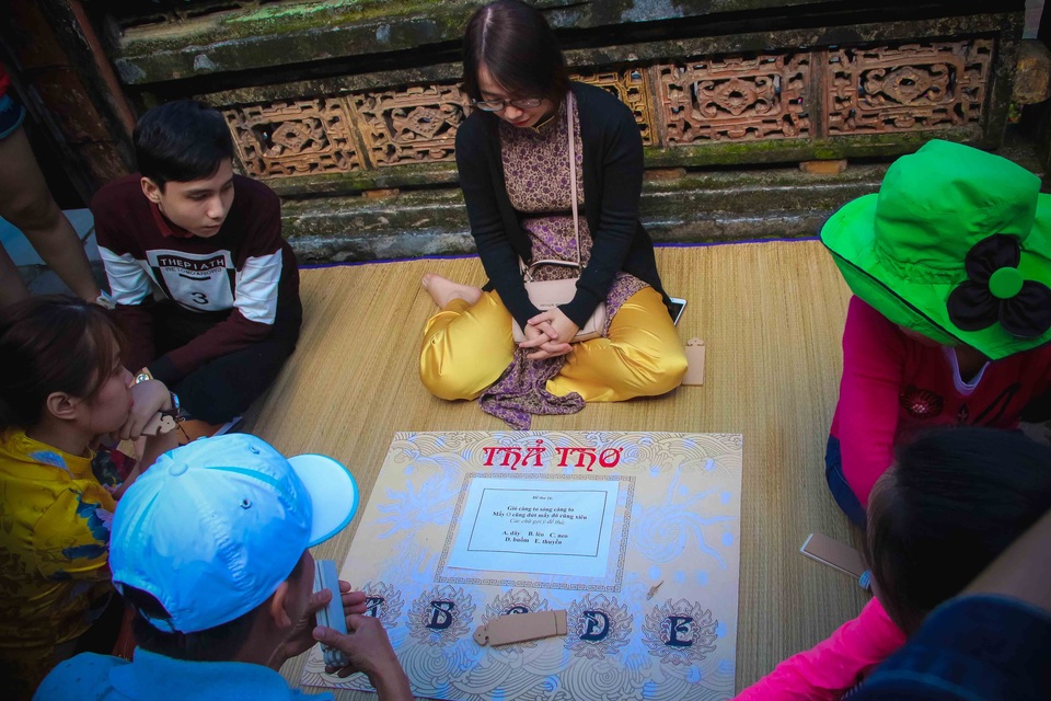 Người dân nô nức chơi Tết tại Hoàng cung Huế - 11 “Thả thơ” để đoán các vần thơ còn thiếu trong bài thơ do ban giám khảo đưa ra. Trò chơi này dành cho những ai yêu thích văn thơ xưa cổ