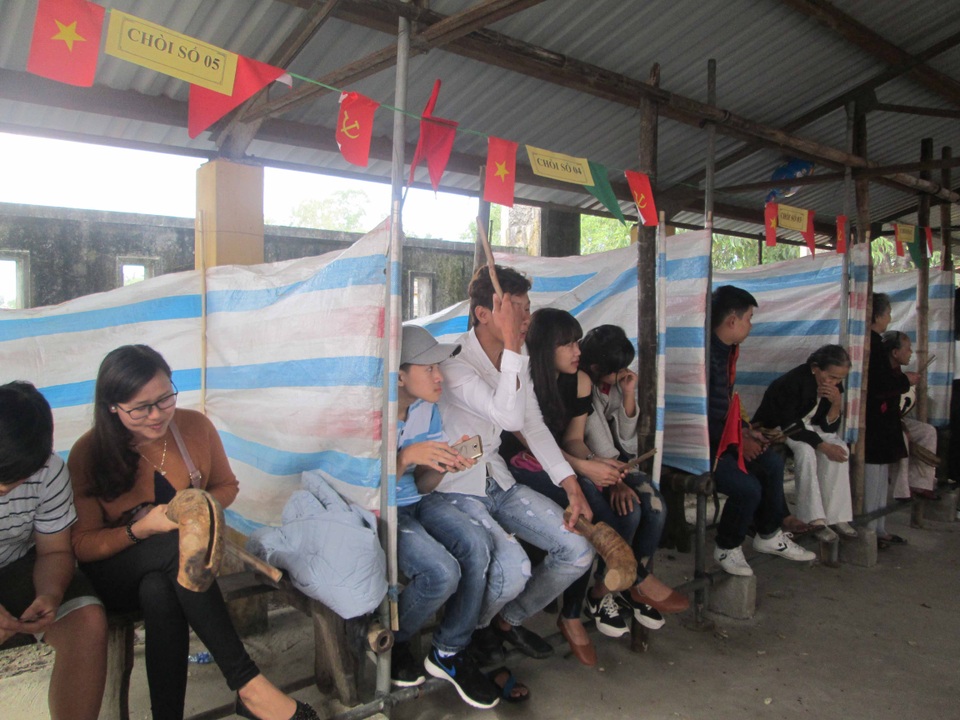 Độc đáo phiên chợ chỉ họp 3 ngày đầu năm, trên gò cao - 11 Nhiều trò chơi truyền thống như bài chòi bài vụ được tái hiện cạnh phiên chợ