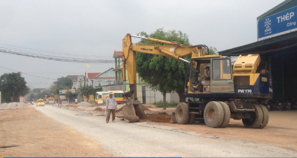 Nghệ An: Quốc lộ nhưng chất lượng “đường làng”? - 11 Nay đang được vá lại, song người đi đường vẫn lo âu bởi nguy cơ tai nạn. Vì chiều rộng mặt đường hẹp nên trong quá trình thi công gặp nhiều khó khăn khi phải phân làn, hướng dẫn các xe tránh nhau để không gây ùn tắc.