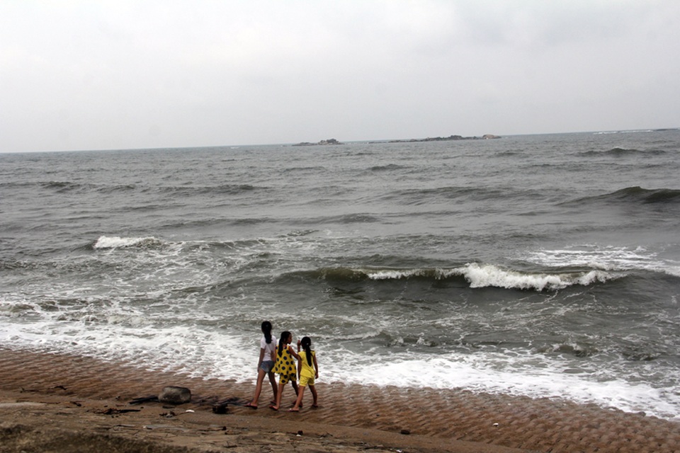 Mặc cho loa liên tục phát đi, cơ quan chức năng yêu cầu người dân rời khỏi nhà, tuy nhiên 3 cháu nhỏ này vẫn thản nhiên nô đùa nơi bờ biển.