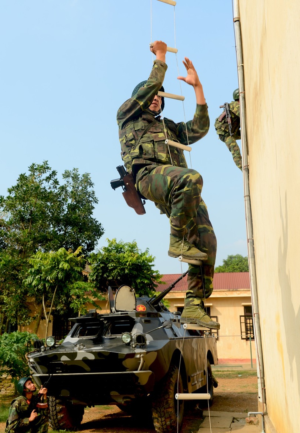 Bộ đội đặc công lấy họng "chọi" mũi giáo, dùng răng kéo ô tô - 3 Bộ đội đặc công lấy họng "chọi" mũi giáo, dùng răng kéo ô tô - 3