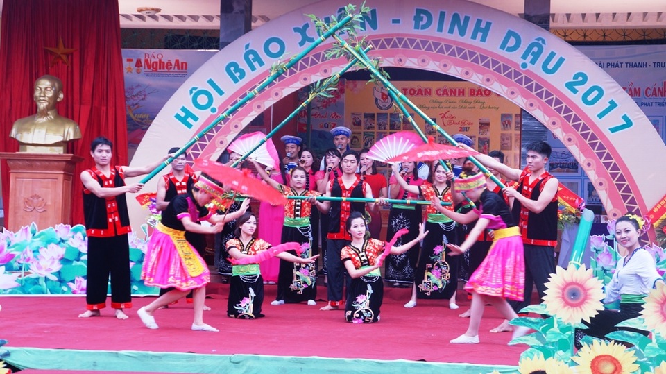 Đội mưa, háo hức khai Hội Báo xuân Đinh Dậu - 3 Đội mưa, háo hức khai Hội Báo xuân Đinh Dậu - 3