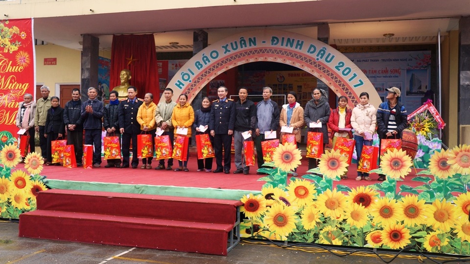 Đội mưa, háo hức khai Hội Báo xuân Đinh Dậu - 9 Trao quà cho các hộ nghèo dịp Tết Đinh Dậu.