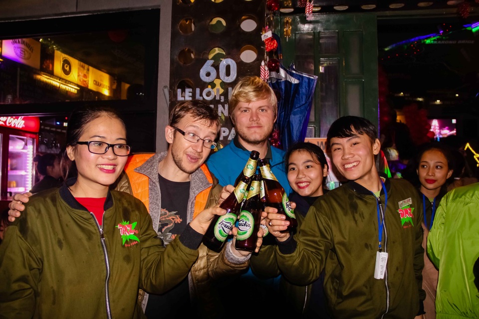 Khách Tây rộn ràng đón năm mới trong mưa lạnh tại Huế - 9