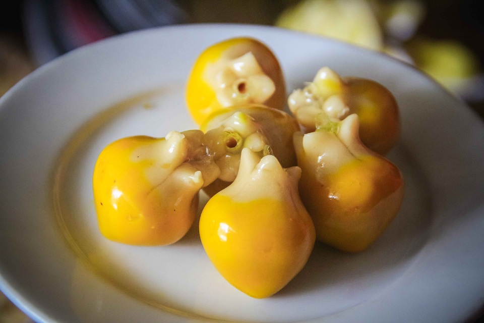 Độc đáo “bánh trái cây” xứ Huế - 12 Và bánh quả lựu cũng được “chế tác” rất công phu và tỉ mỉ