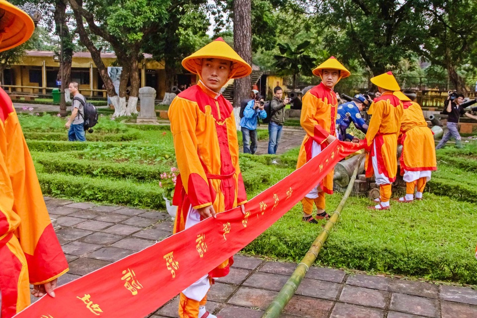 Đón tết cùng lễ dựng nêu tại Hoàng cung Huế - 13 Câu đối gắn vào ngọn nêu