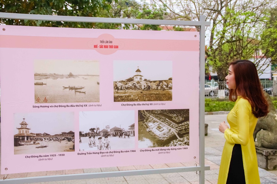 Khám phá Tết Huế xưa và nay - 12 Triển lãm “Huế - Sắc màu thời gian” thu hút nhiều người đến thưởng lãm.