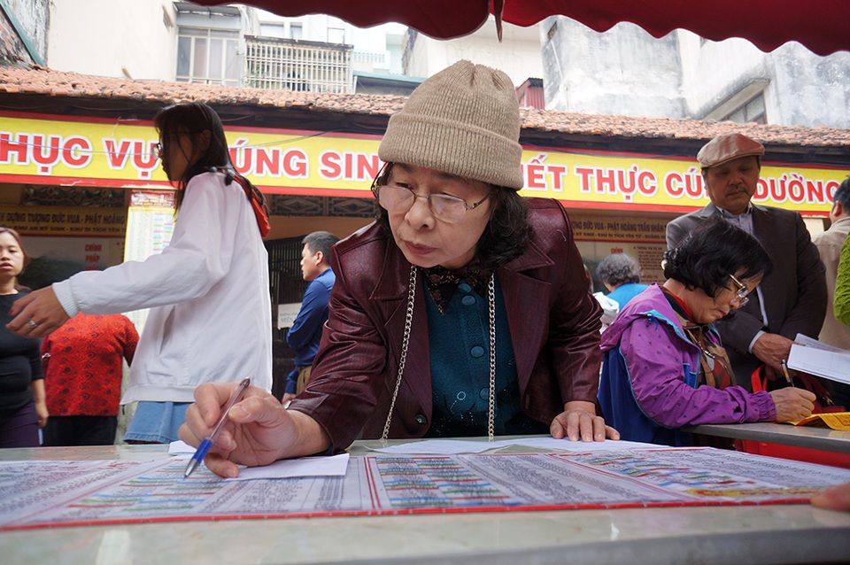Hà Nội: Chen chân đăng ký "dâng sao giải hạn" ở chùa Phúc Khánh - 6
Người phụ nữ đứng tuổi cẩn thận tính toán các sao xấu theo bảng hướng dẫn.
Sao chiếu mệnh và dâng sao giải hạn là quan niệm tâm linh riêng của khá nhiều người, không có trong phong tục Việt Nam và không chính thức tồn tại trong các nghi lễ của đạo Phật. Tuy nhiên, dâng sao giải hạn vẫn được nhiều người Việt thực hiện và coi như là biện pháp tâm linh để cầu mong những điều may mắn đến với bản thân, gia đình, cộng đồng, tránh những vận hạn không tốt.