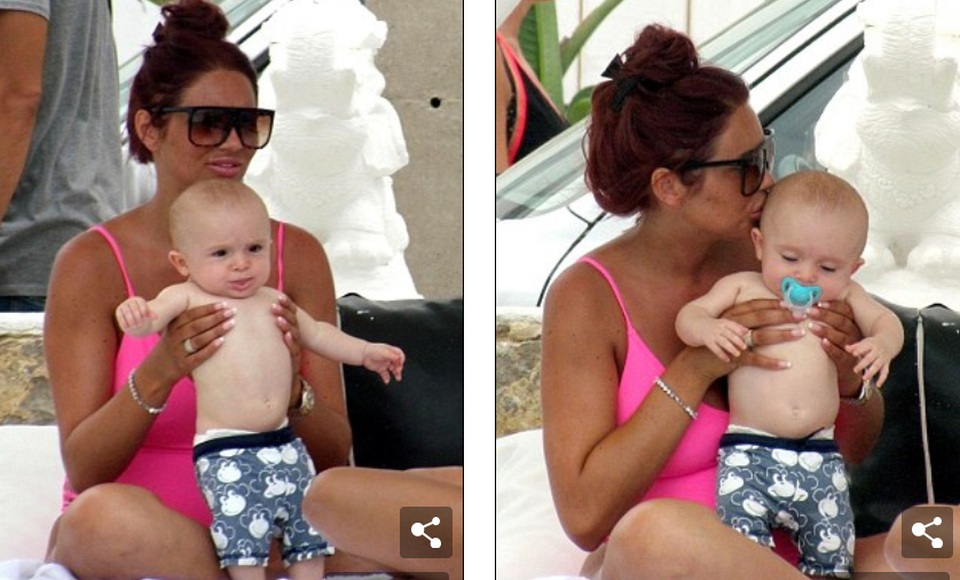 Amy Childs diện áo tắm sau khi sinh con 3 tháng - 3
Bé Polly, 3 tháng tuổi rất đáng yêu và kháu khỉnh