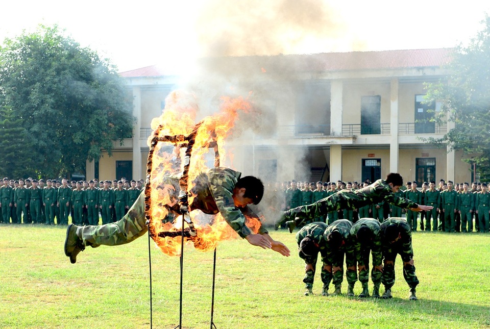 Bộ đội đặc công lấy họng "chọi" mũi giáo, dùng răng kéo ô tô - 4 Bộ đội đặc công lấy họng "chọi" mũi giáo, dùng răng kéo ô tô - 4