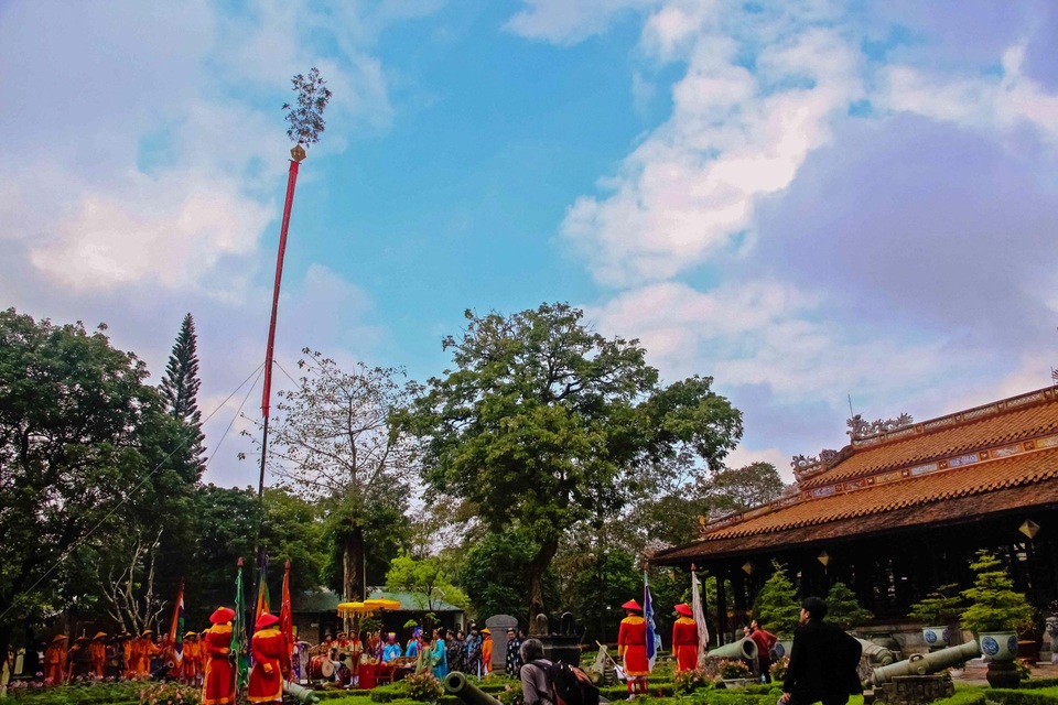Đón tết cùng lễ dựng nêu tại Hoàng cung Huế - 1 Cây nêu dựng lên trong Hoàng cung Huế