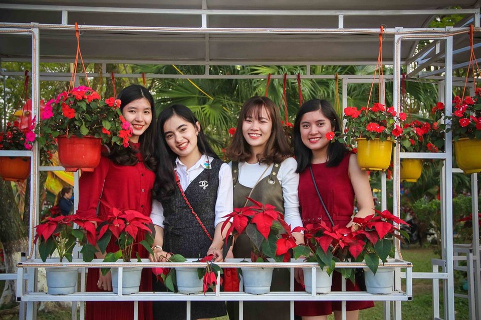 “Gia đình Gà” khiến bạn trẻ Huế thích thú đầu Xuân - 10 Bốn bạn gái xinh tươi chụp hình cùng toa tàu chứa đầy hoa.