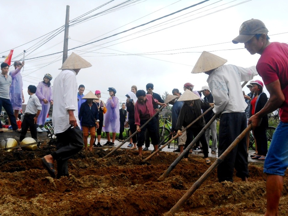 Độc đáo lễ hội cầu bông ở làng rau hơn 500 tuổi - 13 Phần lễ thu hút sự quan tâm của đông đảo người dân và du khách